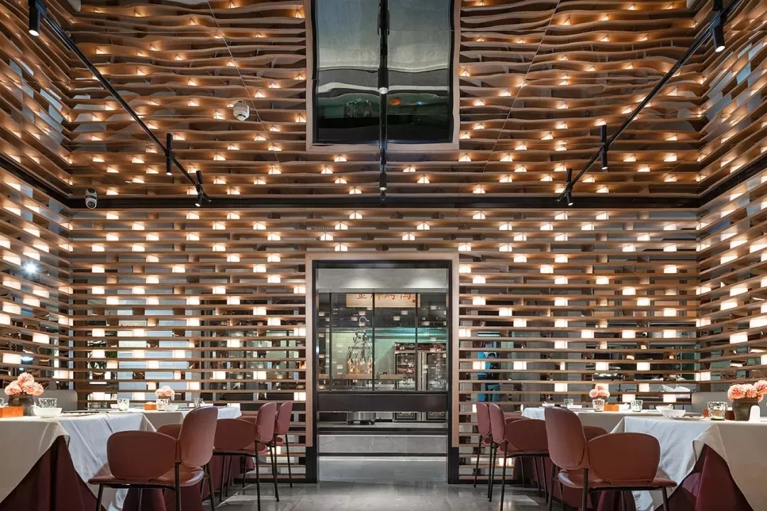 潮州大鸭梨烤鸭店以全新的餐饮空间设计，冲破品牌桎梏，重塑品牌形象
